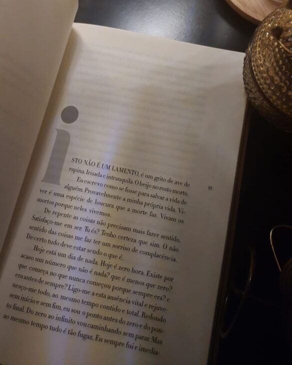 primeira página do livro um sopro de vida, de clarice lispector, com pouca iluminação